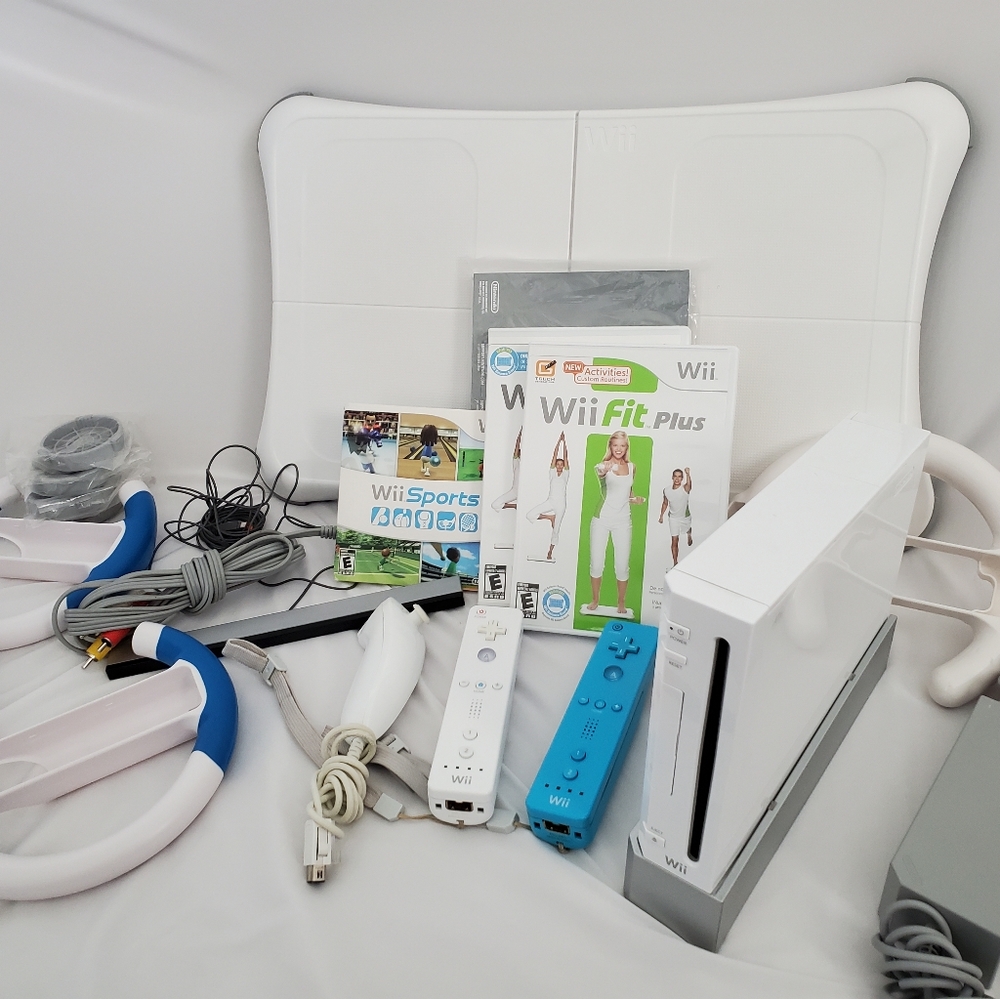 Nitendo Wii + Wii Balance Board + Wii Fit Plus